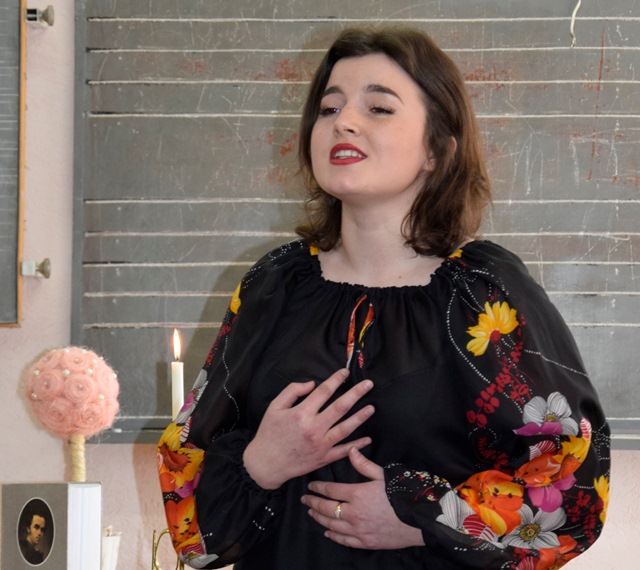 Діана Бернат виконує  пісню «Не тополю високую» на слова Тараса Шевченка